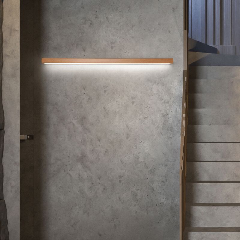 Lineare braune Wandleuchte mit Holzdekor und integrierter Lichtleiste