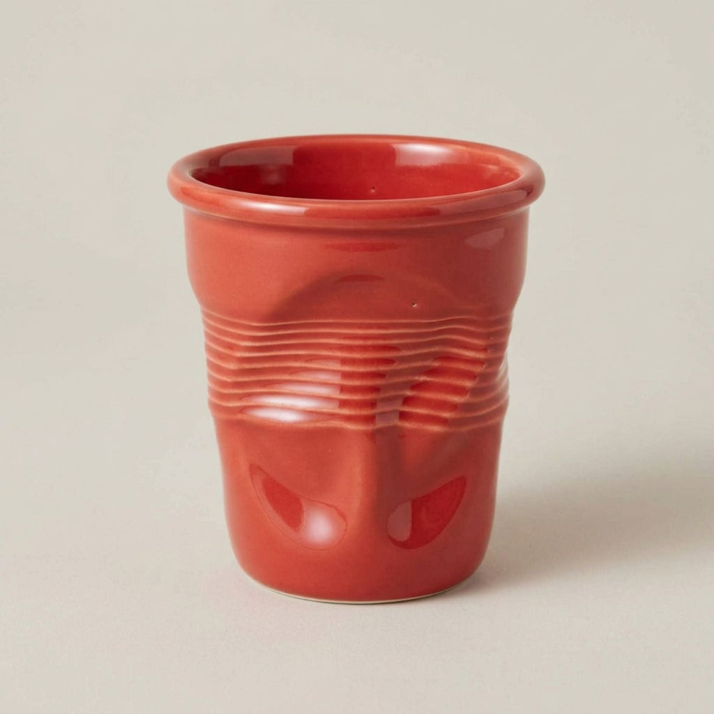 Henkelose Keramiktasse mit geriffelter Oberfläche und abgerundetem Rand