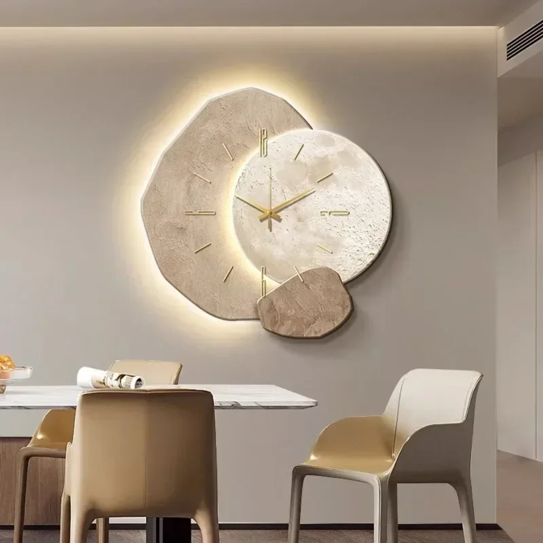 Dekorative Wanduhr in Holzoptik mit leuchtender LED-Hintergrundbeleuchtung