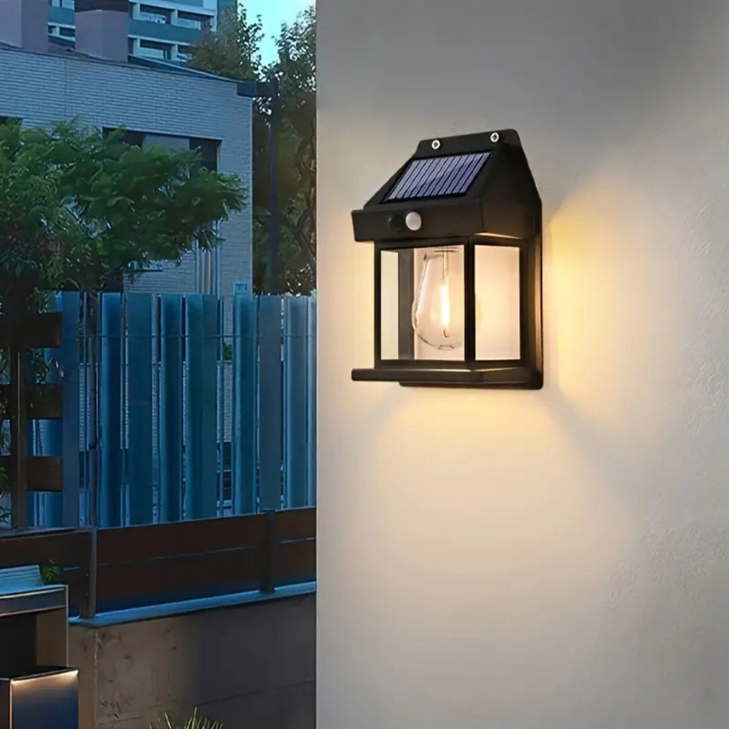 Solar-Wandleuchte im Laternen-Design mit Solarpanel und Bewegungssensor an einer Wand