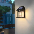 Solar-Wandleuchte im Laternen-Design mit Solarpanel und Bewegungssensor an einer Wand