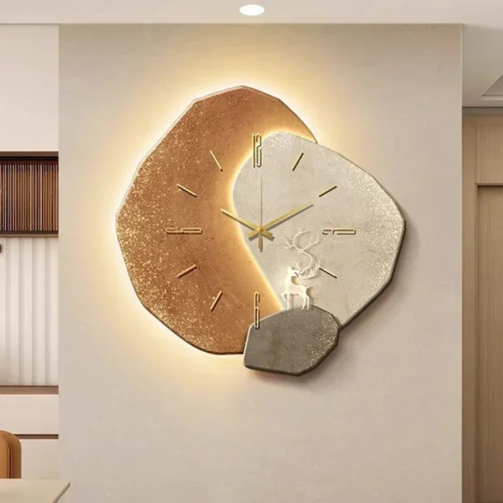 Dekorative Wanduhr in Holzoptik mit leuchtender LED-Hintergrundbeleuchtung