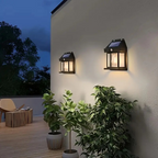 Solar-Wandleuchte im Laternen-Design mit Solarpanel und Bewegungssensor an einer Wand