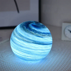 Leuchtende kugelförmige Glastischlampe mit kosmischem Wirbelmuster