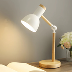 LED-Tischlampe mit verstellbarem Metallschirm und rundem Standfuß in Holzoptik