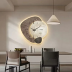 Dekorative Wanduhr in Holzoptik mit leuchtender LED-Hintergrundbeleuchtung