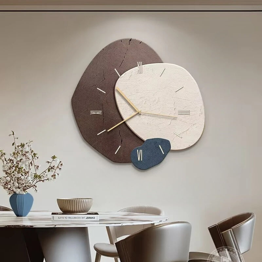 Dekorative Wanduhr in Holzoptik mit leuchtender LED-Hintergrundbeleuchtung