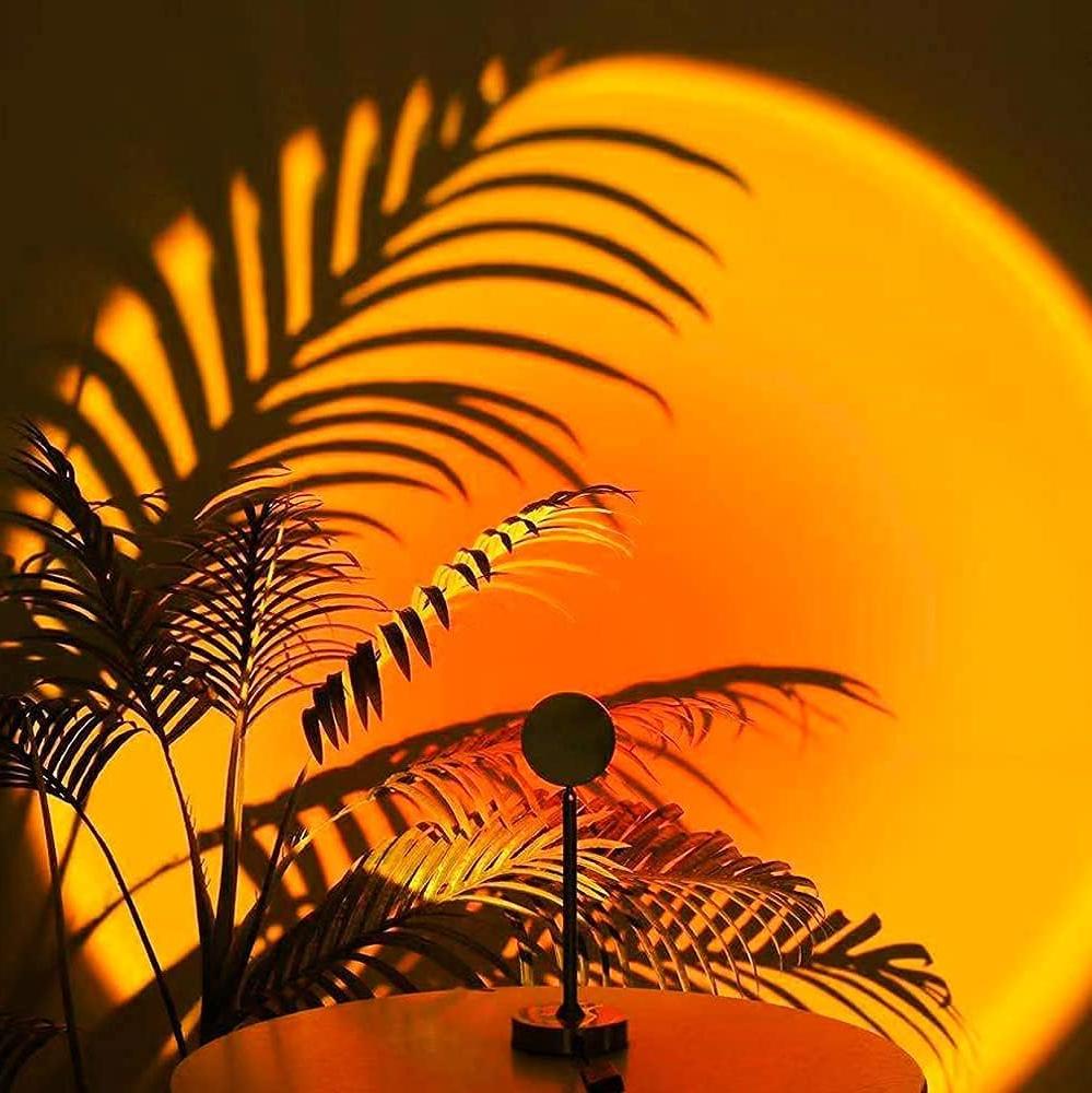 Schwarze LED-Sunset-Lampe mit rundem warmem Lichteffekt auf einem Tisch