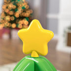 Grüner interaktiver Weihnachtsbaum mit bunten Spielelementen und kleiner Spielzeugeisenbahn