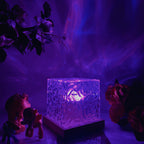 Aurora-Lampe in Würfelform mit strukturierter transparenter Lichtfläche und dunkler Basis in Holzoptik
