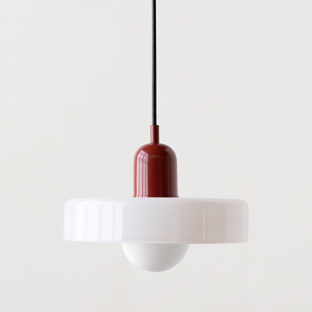 Höhenverstellbare Deckenlampe mit weißem Glasschirm, schwarzem Kabel und farbigem Leuchtenelement