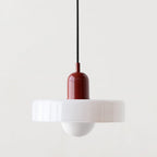 Höhenverstellbare Deckenlampe mit weißem Glasschirm, schwarzem Kabel und farbigem Leuchtenelement