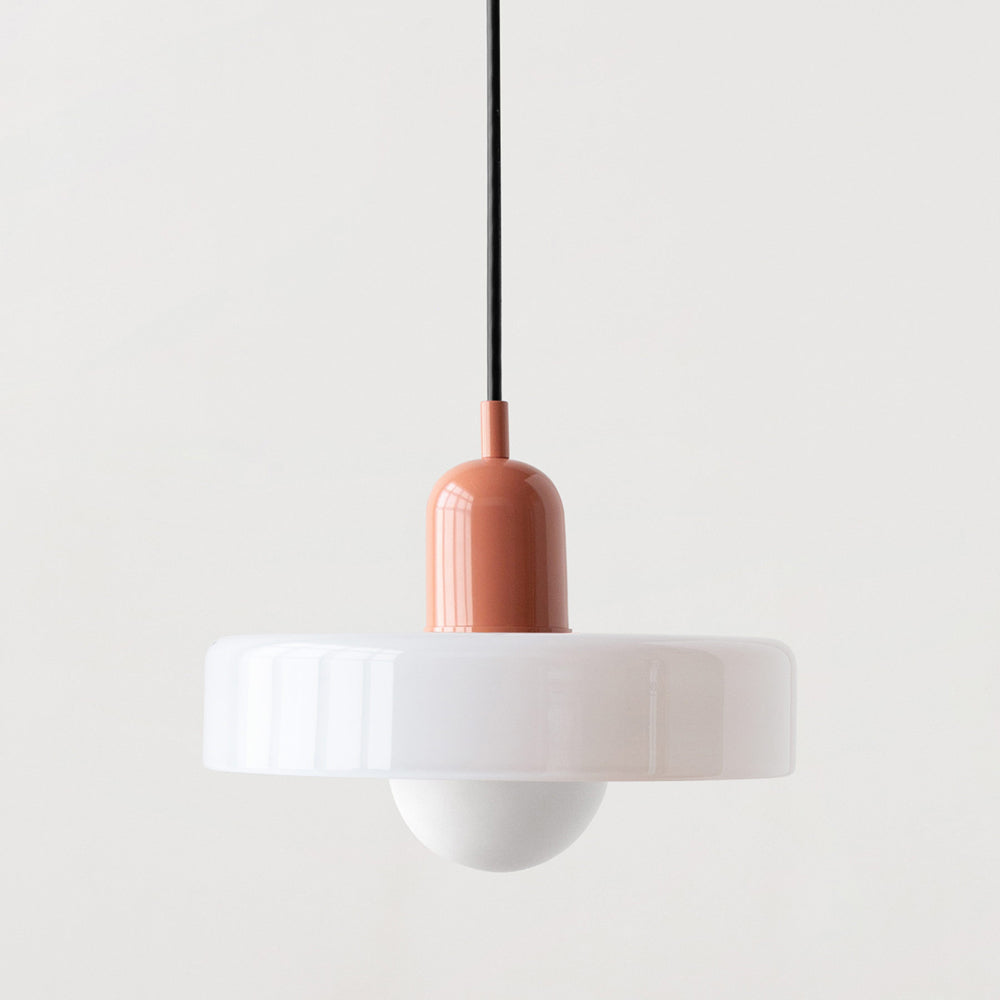 Höhenverstellbare Deckenlampe mit weißem Glasschirm, schwarzem Kabel und farbigem Leuchtenelement