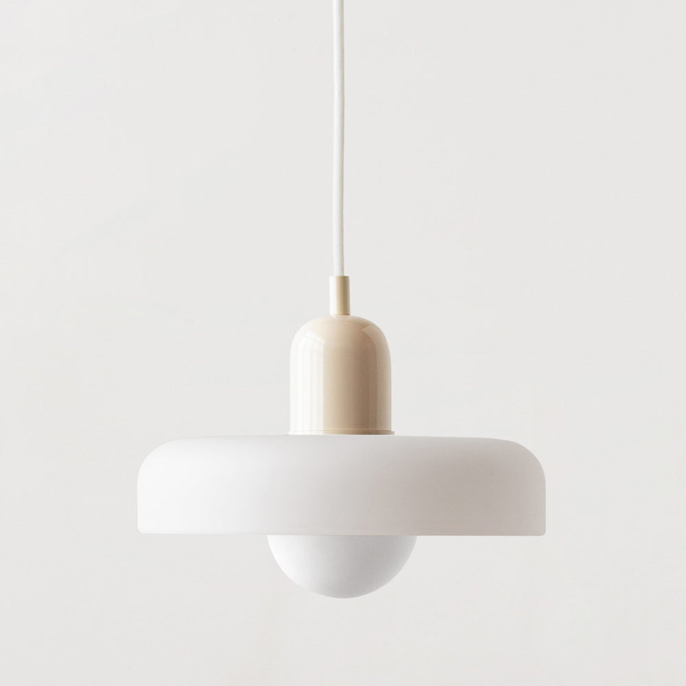 Höhenverstellbare Deckenlampe mit weißem Glasschirm, schwarzem Kabel und farbigem Leuchtenelement
