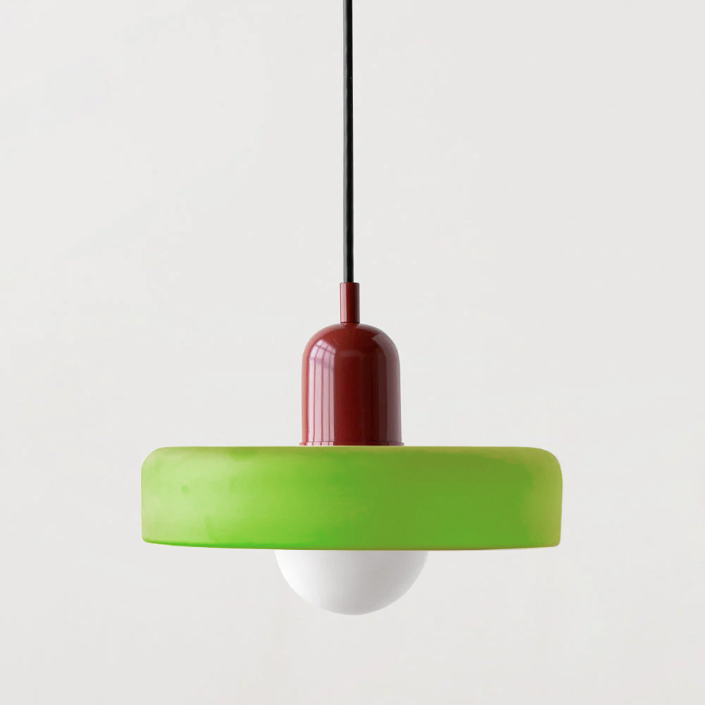 Höhenverstellbare Deckenlampe mit weißem Glasschirm, schwarzem Kabel und farbigem Leuchtenelement