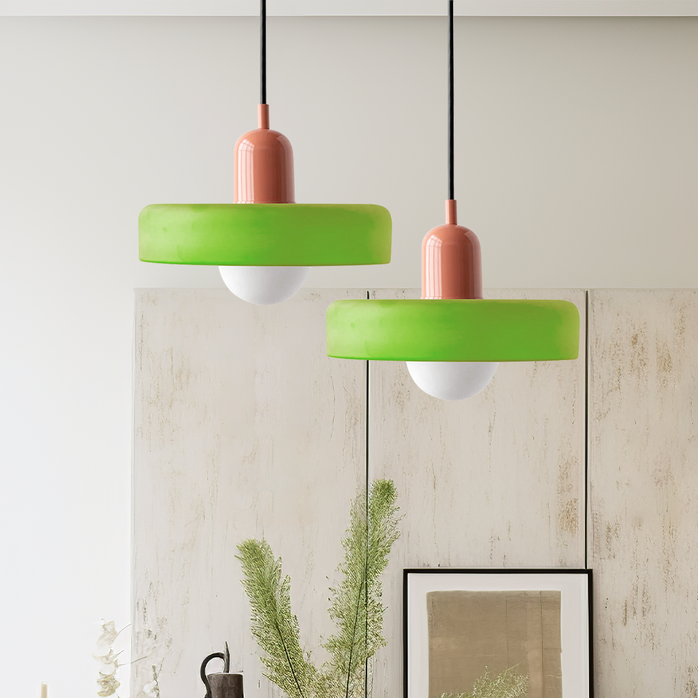 Höhenverstellbare Deckenlampe mit weißem Glasschirm, schwarzem Kabel und farbigem Leuchtenelement