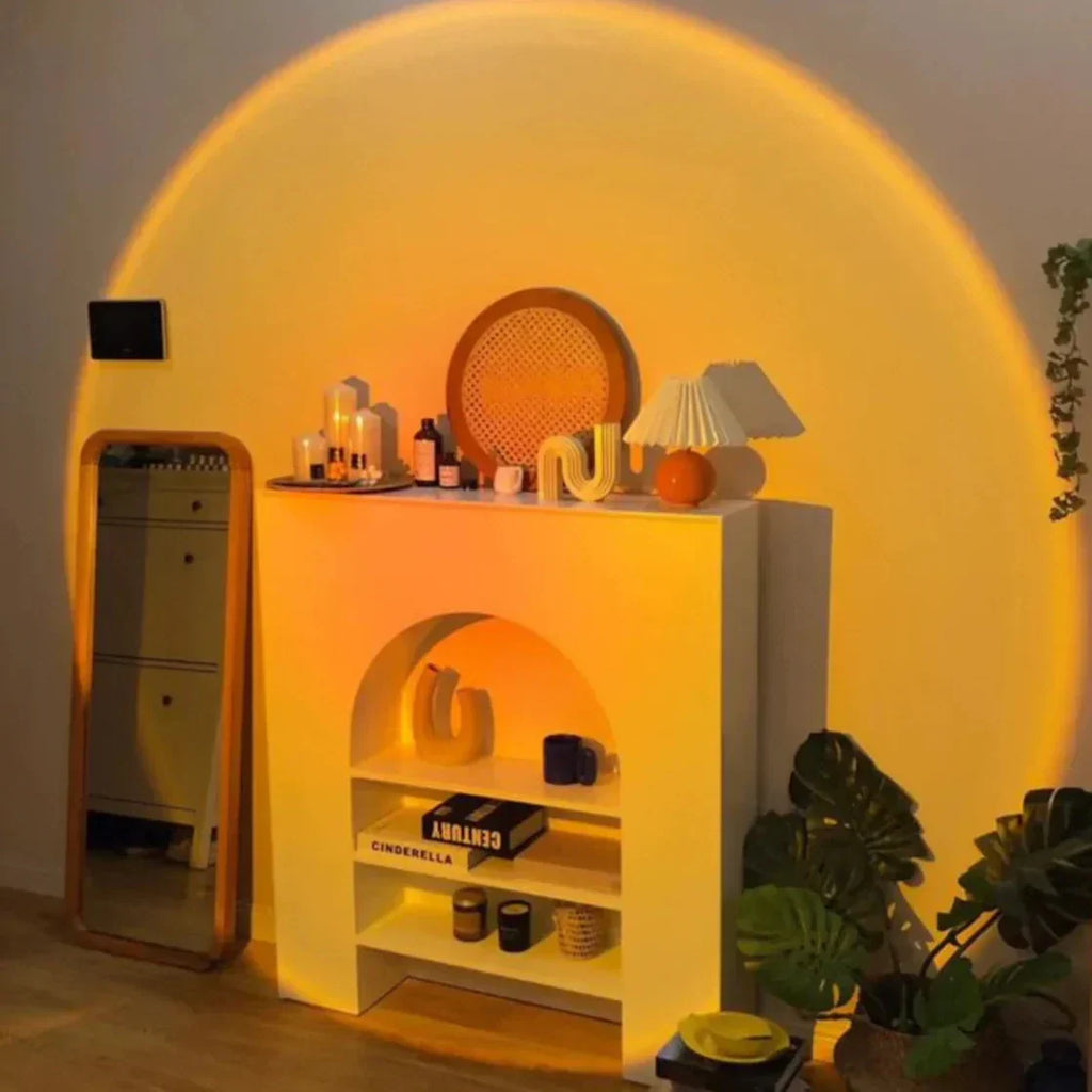 Schwarze LED-Sunset-Lampe mit rundem warmem Lichteffekt auf einem Tisch