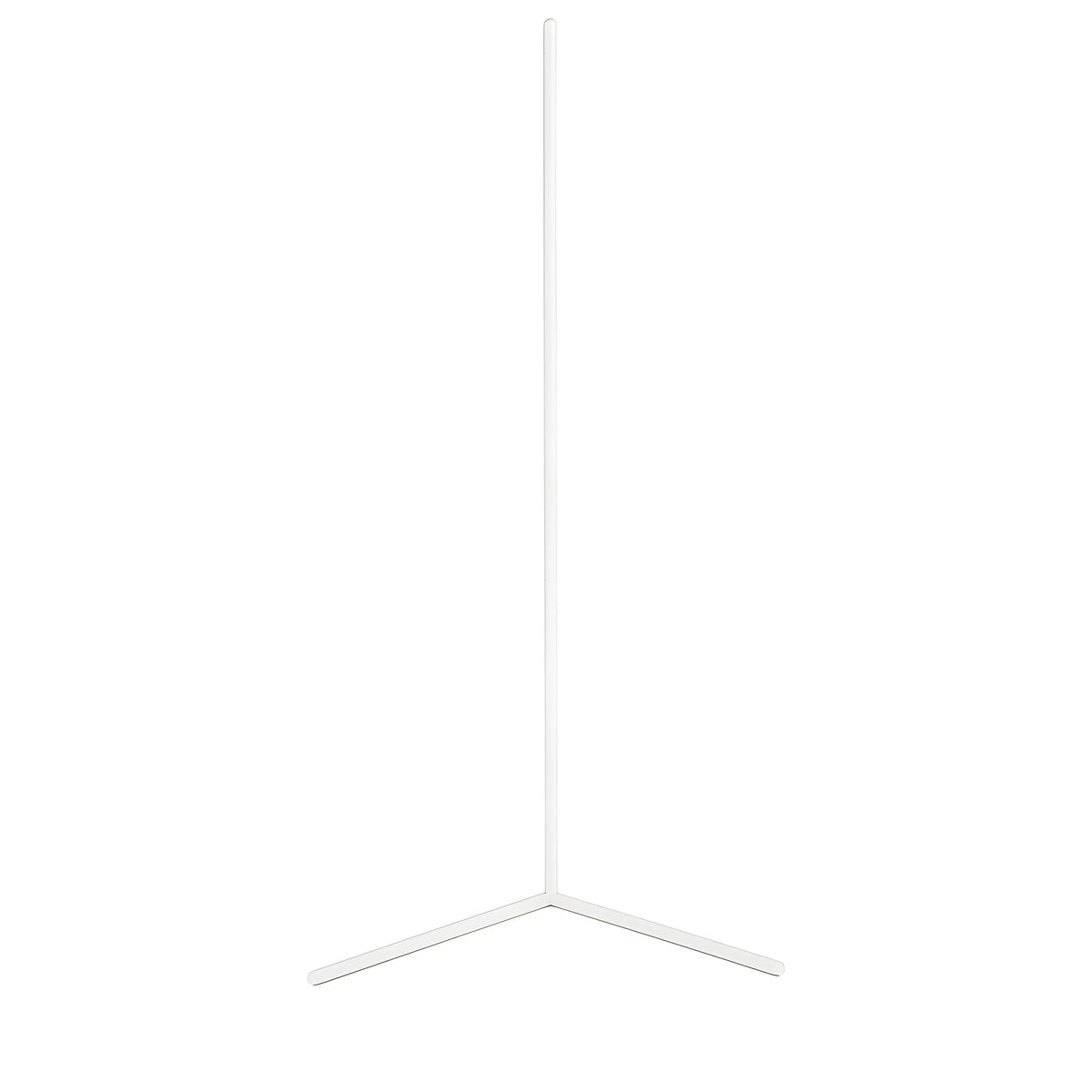 Schlanke LED-Eckstehlampe mit L-förmigem Standfuß neben einem Sofa