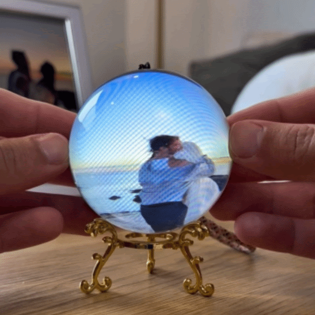 Kugelförmige Lampe mit lichtdurchlässigem Oberteil und geteiltem Lichtkörper