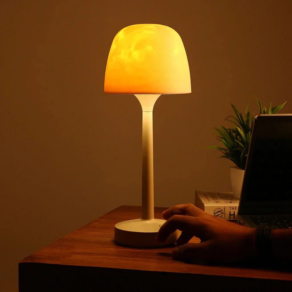 Kabellose beige Tischlampe mit warmem Aurora-Lichteffekt und strukturiertem Leuchtenschirm