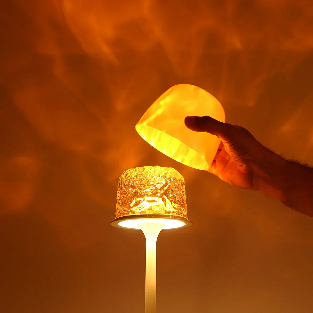Kabellose beige Tischlampe mit warmem Aurora-Lichteffekt und strukturiertem Leuchtenschirm