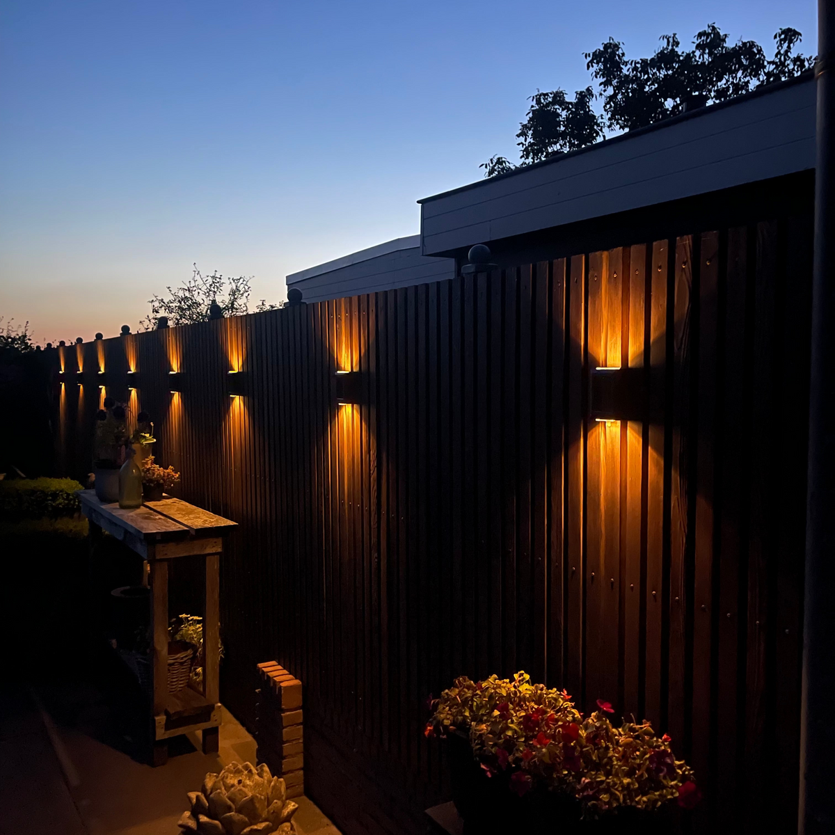 Schwarze Solar-LED-Wandleuchte mit warmweißem Licht nach oben und unten