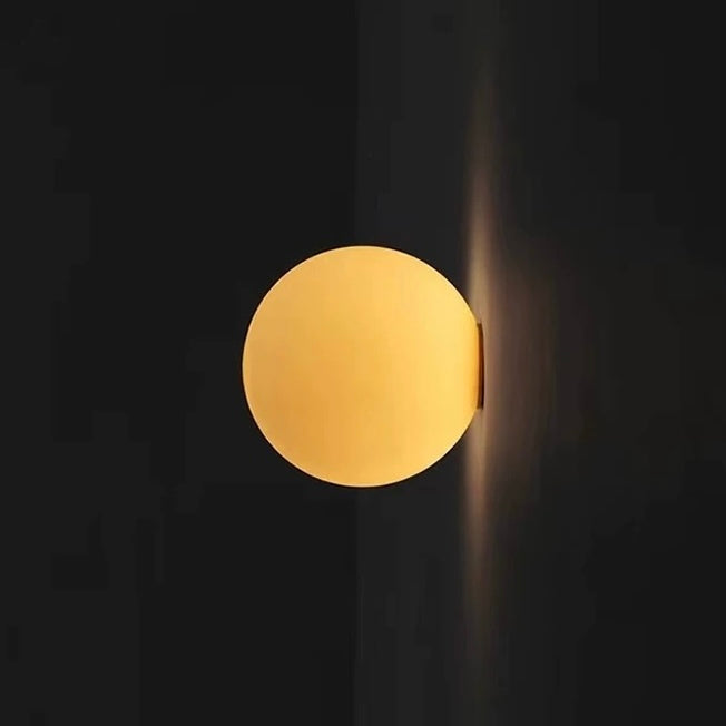 Runde weiße LED-Wandleuchte mit matt wirkender Milchglas-Kugel
