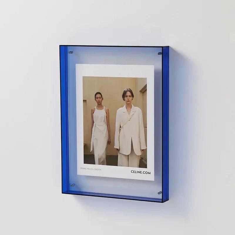 Moderner rechteckiger Bilderrahmen mit Foto und sichtbaren Abstandshaltern
