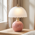 Tischlampe mit kugelförmigem Keramikfuß und geripptem Glasschirm