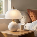 Tischlampe mit kugelförmigem Keramikfuß und geripptem Glasschirm