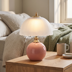 Tischlampe mit kugelförmigem Keramikfuß und geripptem Glasschirm