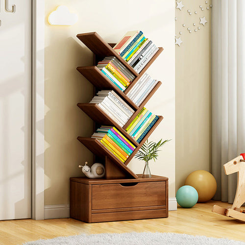 Hochformatiges Bücherregal mit schrägen Ablagen und unterem Schubladenfach