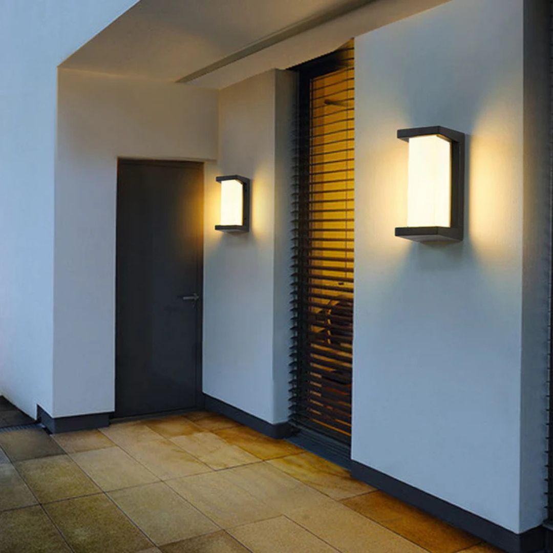 Schwarze rechteckige LED-Außenwandleuchte mit Bewegungsmelder an einer Hauswand