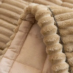 Elastischer Sofabezug mit reliefartiger Jacquard-Struktur auf einer Sitzfläche