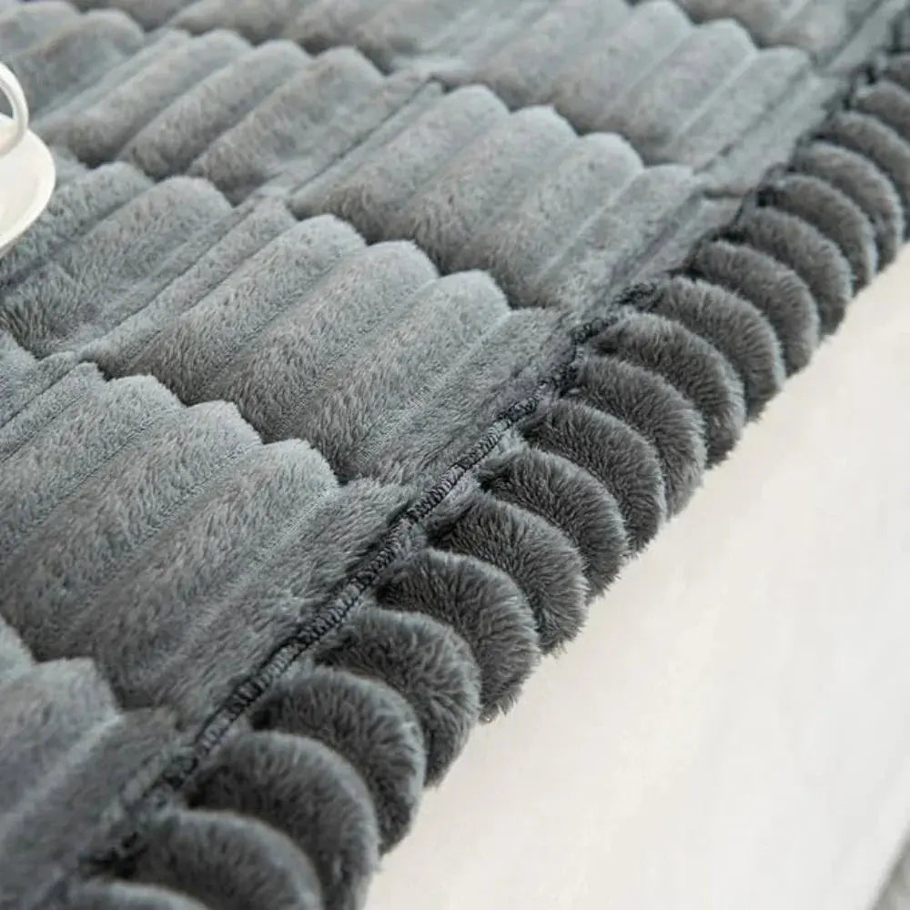 Elastischer Sofabezug mit reliefartiger Jacquard-Struktur auf einer Sitzfläche