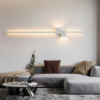 Lineare LED-Wandleuchte mit warmweißem Licht und Lichtabgabe nach oben und unten