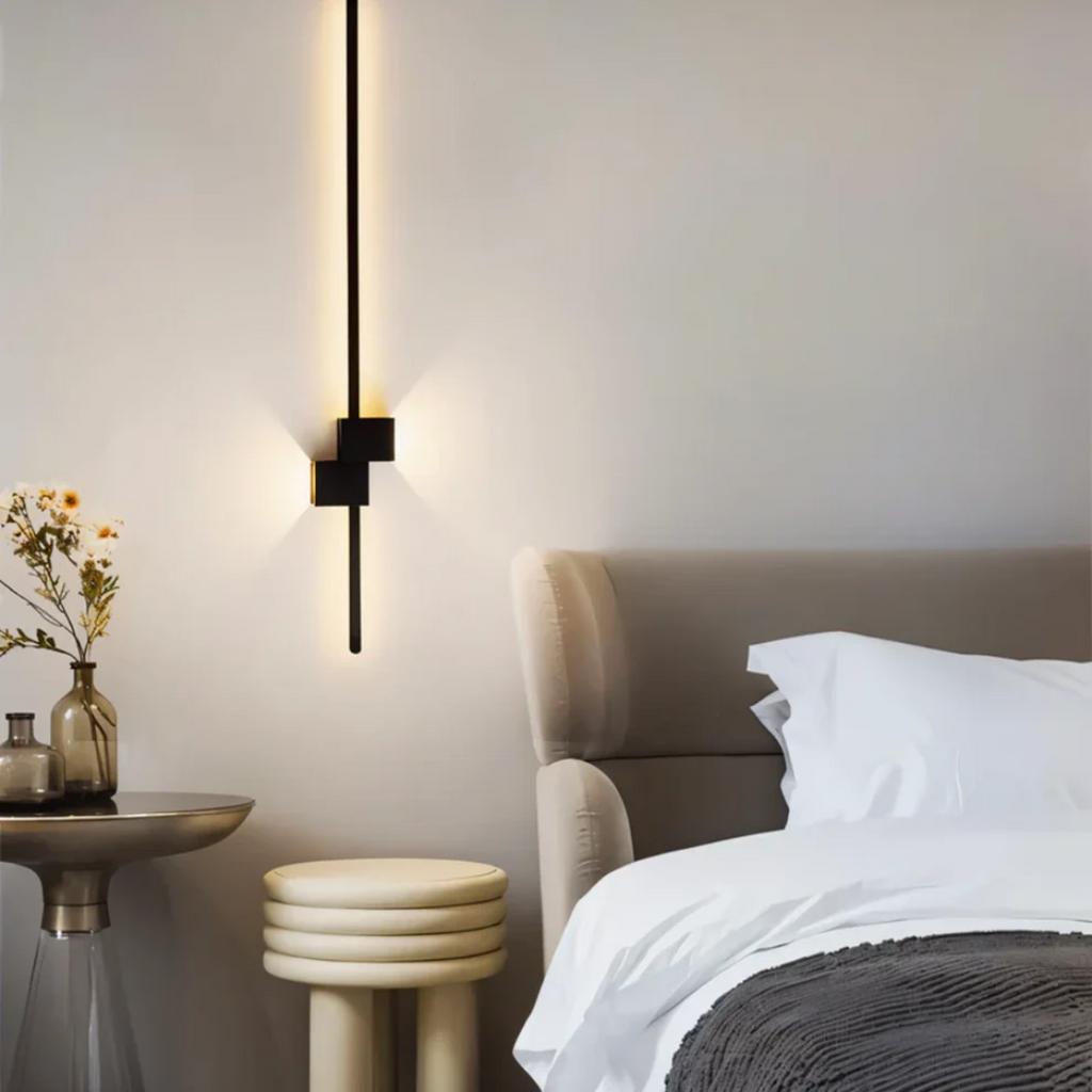 Lineare LED-Wandleuchte mit warmweißem Licht und Lichtabgabe nach oben und unten