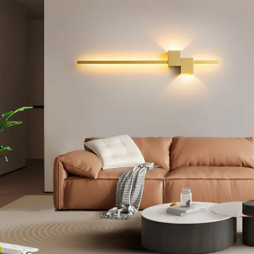 Lineare LED-Wandleuchte mit warmweißem Licht und Lichtabgabe nach oben und unten
