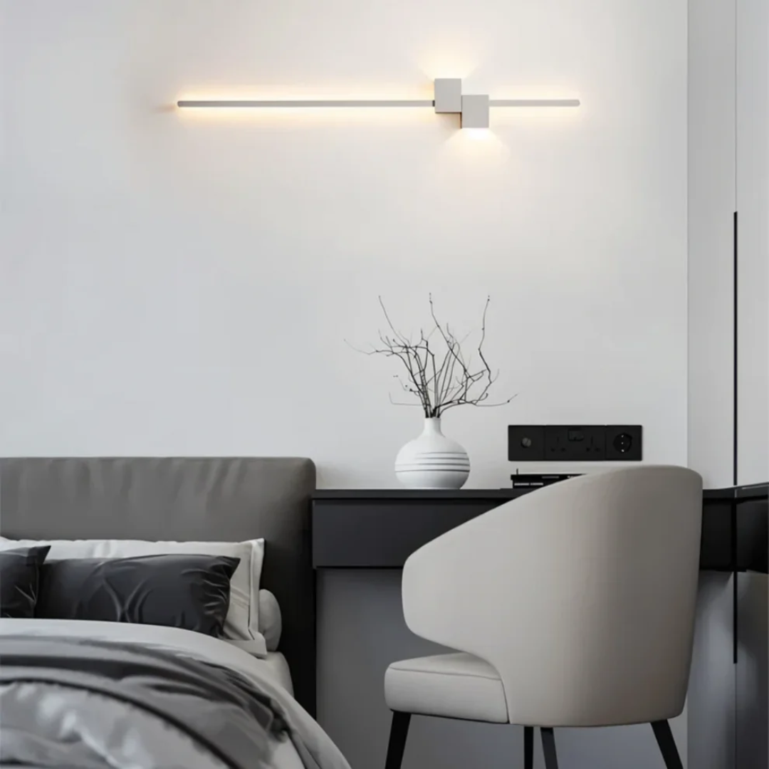 Lineare LED-Wandleuchte mit warmweißem Licht und Lichtabgabe nach oben und unten