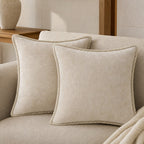 Quadratisches Zierkissen mit weicher Oberfläche und dekorativer Kantenborte auf einem Sofa