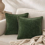 Quadratisches Zierkissen mit weicher Oberfläche und dekorativer Kantenborte auf einem Sofa