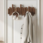 Wandgarderobe mit unregelmäßig angeordneten Leisten in Holzoptik