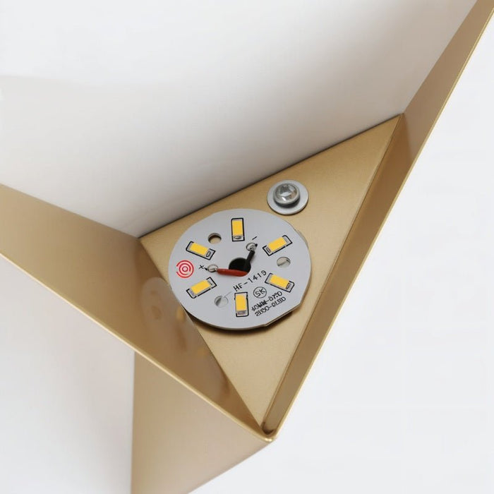 Dreieckige LED-Wandleuchte mit geometrischem Design und indirektem Licht