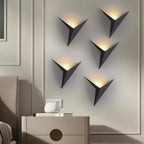 Dreieckige LED-Wandleuchte mit geometrischem Design und indirektem Licht