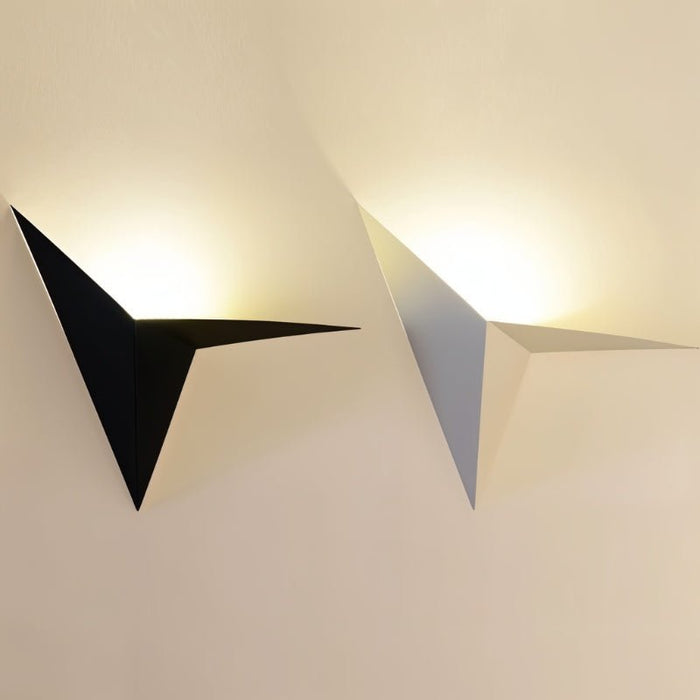 Dreieckige LED-Wandleuchte mit geometrischem Design und indirektem Licht