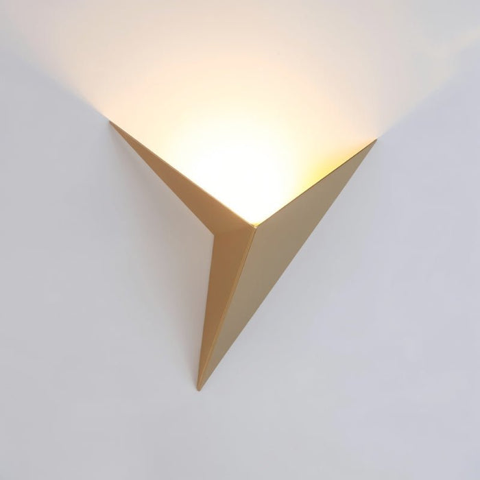 Dreieckige LED-Wandleuchte mit geometrischem Design und indirektem Licht