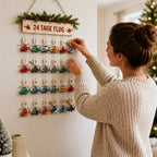 Adventskalender mit 24 Türchen und illustriertem Flugzeug-Motiv
