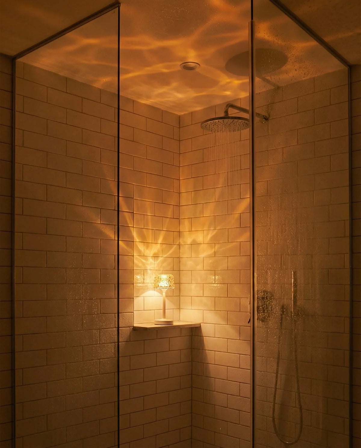 Kabellose beige Tischlampe mit warmem Aurora-Lichteffekt und strukturiertem Leuchtenschirm