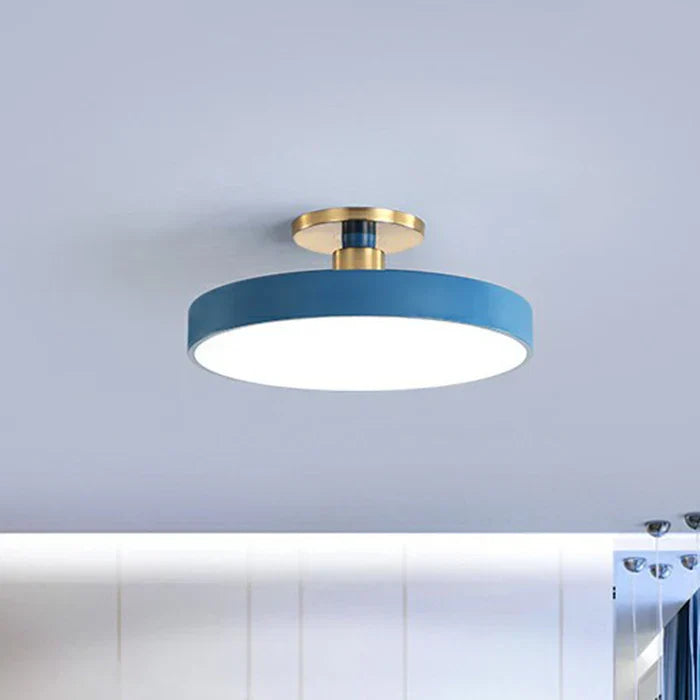 Runde LED-Deckenleuchte im skandinavischen Stil mit flacher Lichtfläche