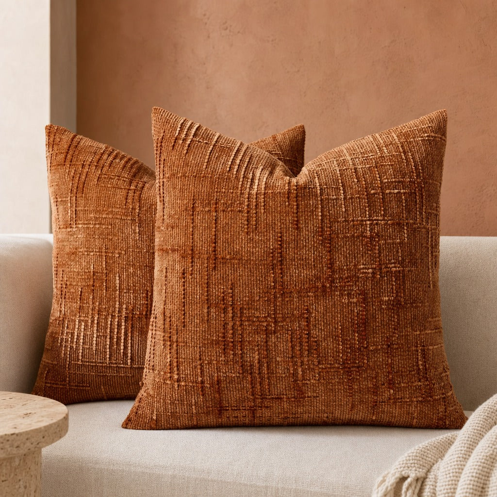 Strukturiertes Dekokissen mit chenilleartigem Gewebemuster auf einem Sofa